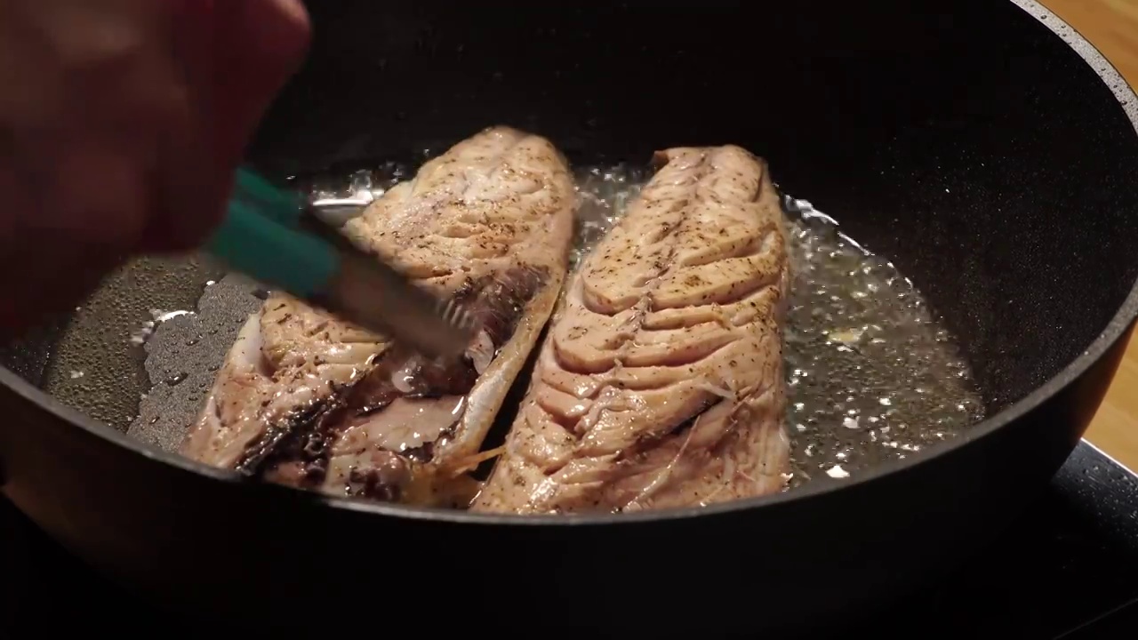 日式香煎鲭鱼制作过程视频素材