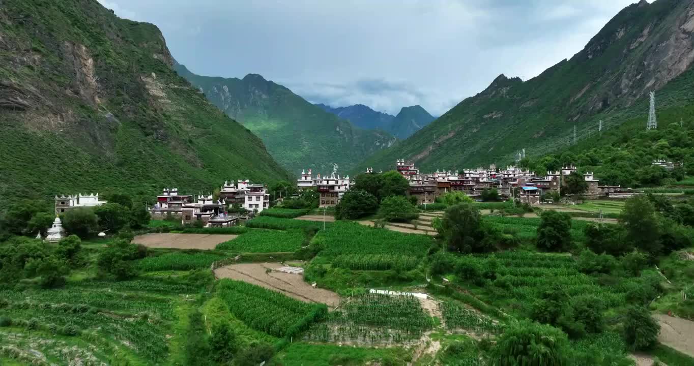 航拍四川甘孜藏区的藏族村庄视频下载
