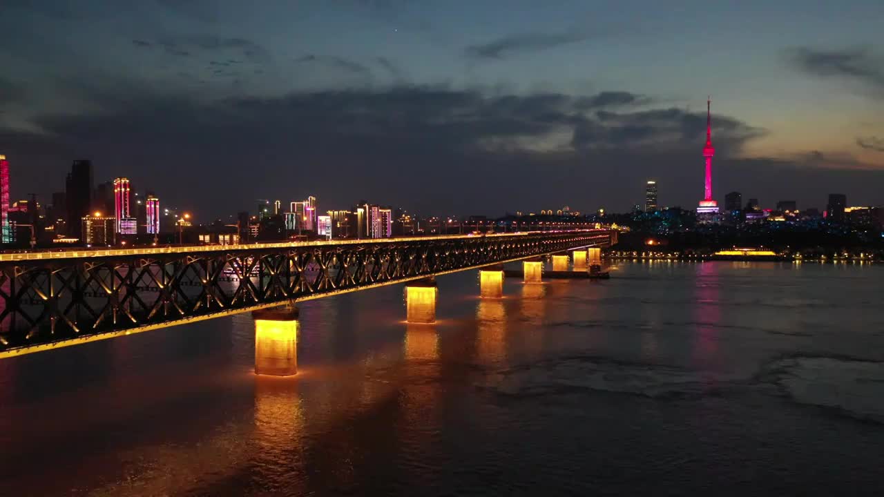 湖北武汉长江大桥江滩夜景天际线风光视频素材