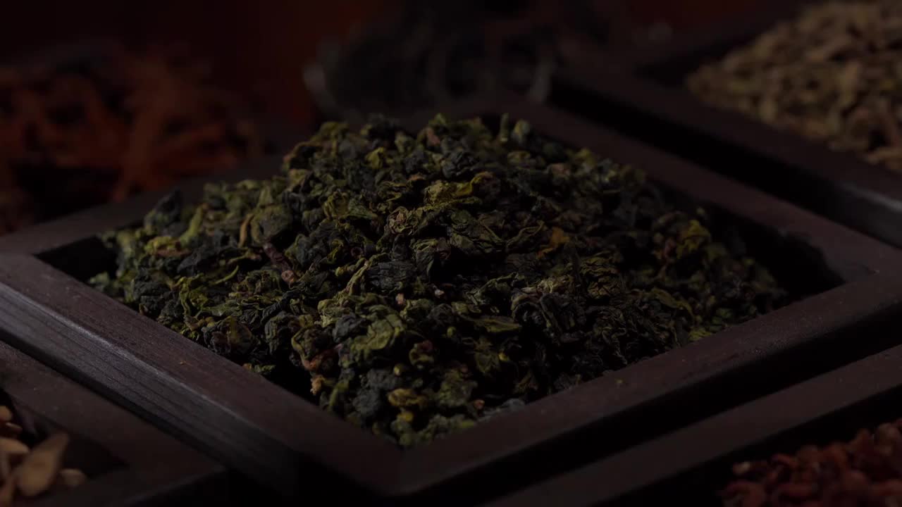 暗色背景下的中式传统五香调味料视频素材