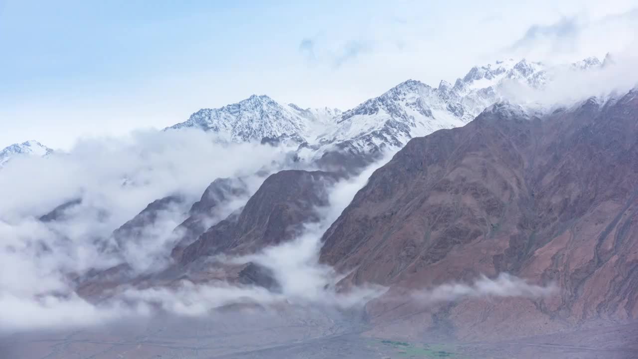 帕米尔高原上雪山云雾延时视频下载
