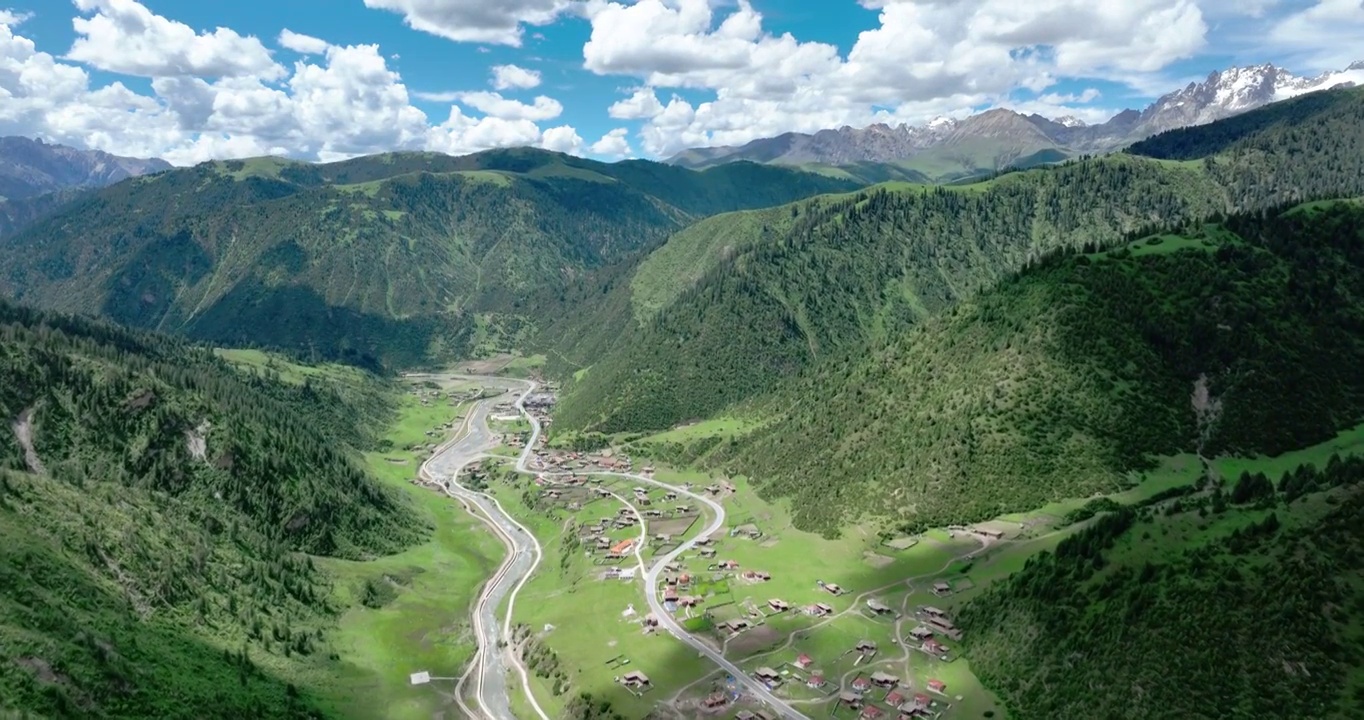 航拍山谷里的藏族村落视频下载