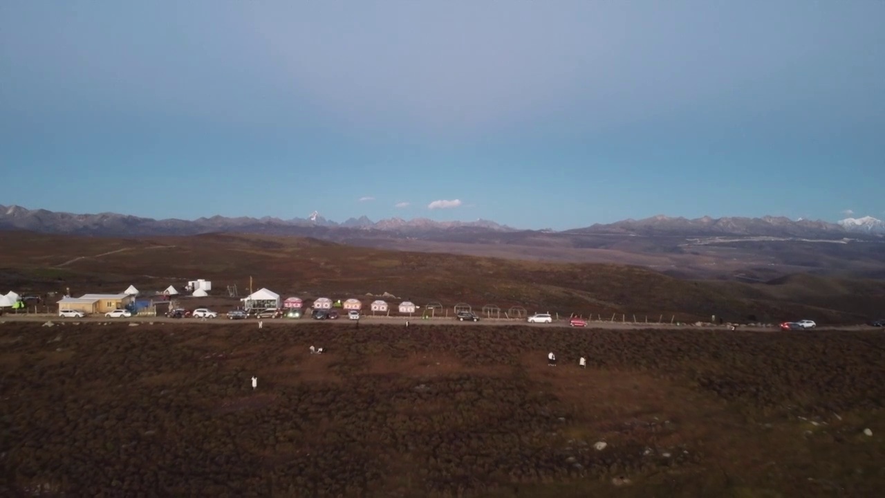 四川甘孜藏族自治州川西新都桥鱼子西星空露营地日落航拍视频素材