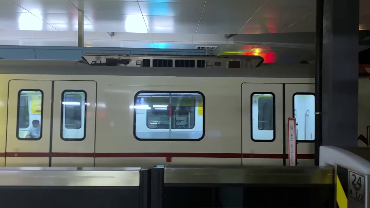 广州城市地铁进站视频素材