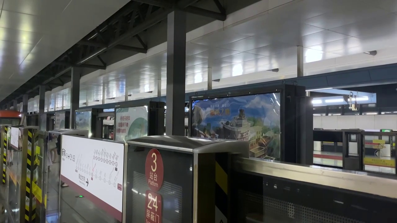 广州城市地铁进站视频素材