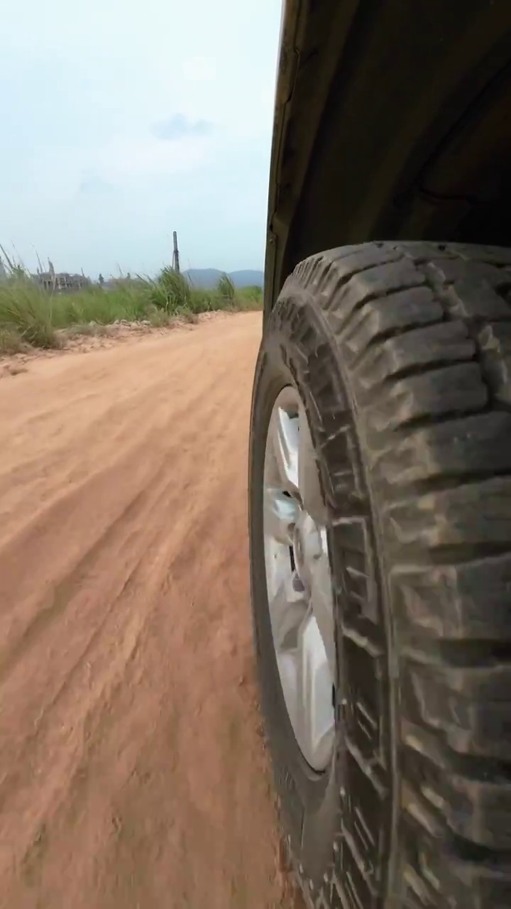 车轮视角，越野车行驶在土路上视频素材
