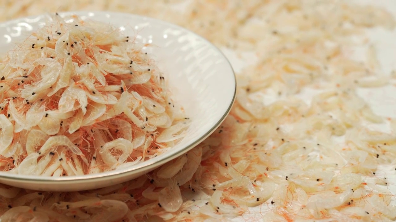 纯色背景下的海鲜调味品干虾皮视频下载