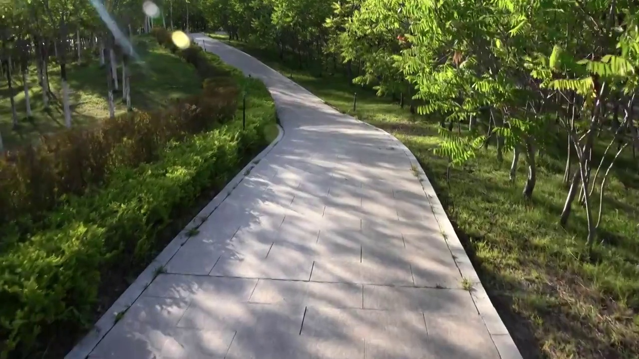行走在公园步道上第一视角视频素材