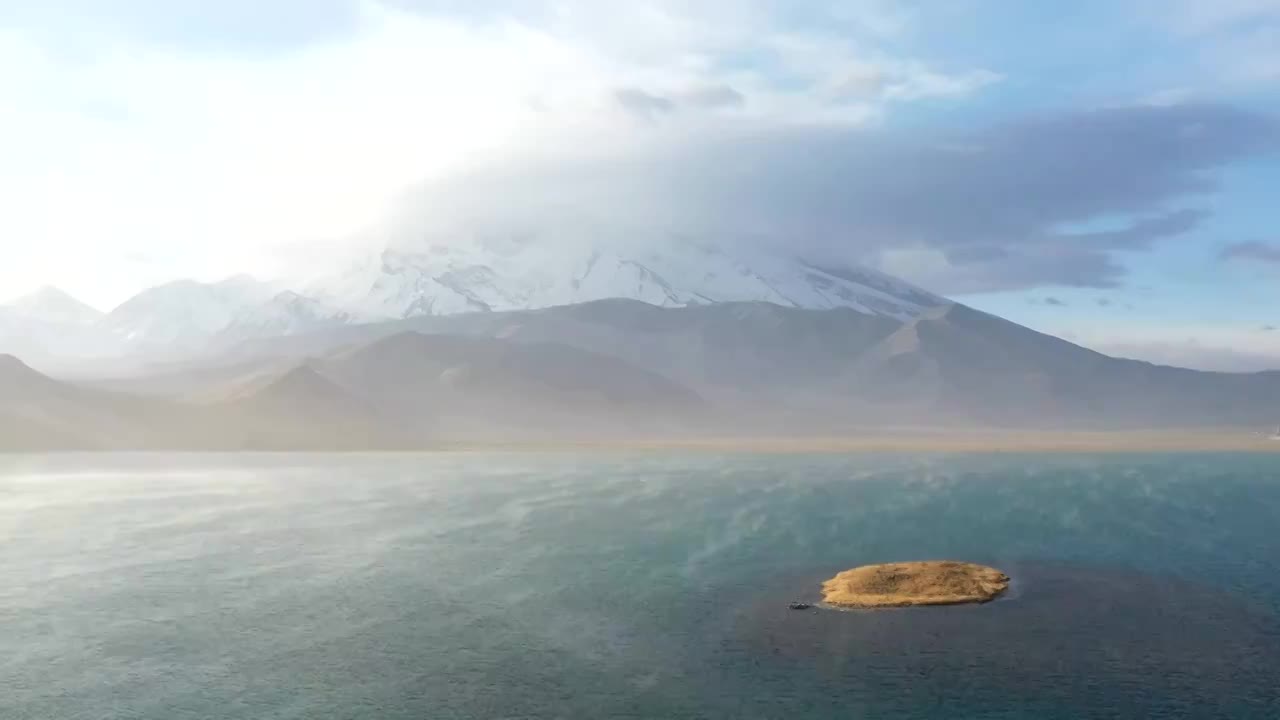 新疆喀拉库勒湖慕士塔格峰雪山风光视频素材