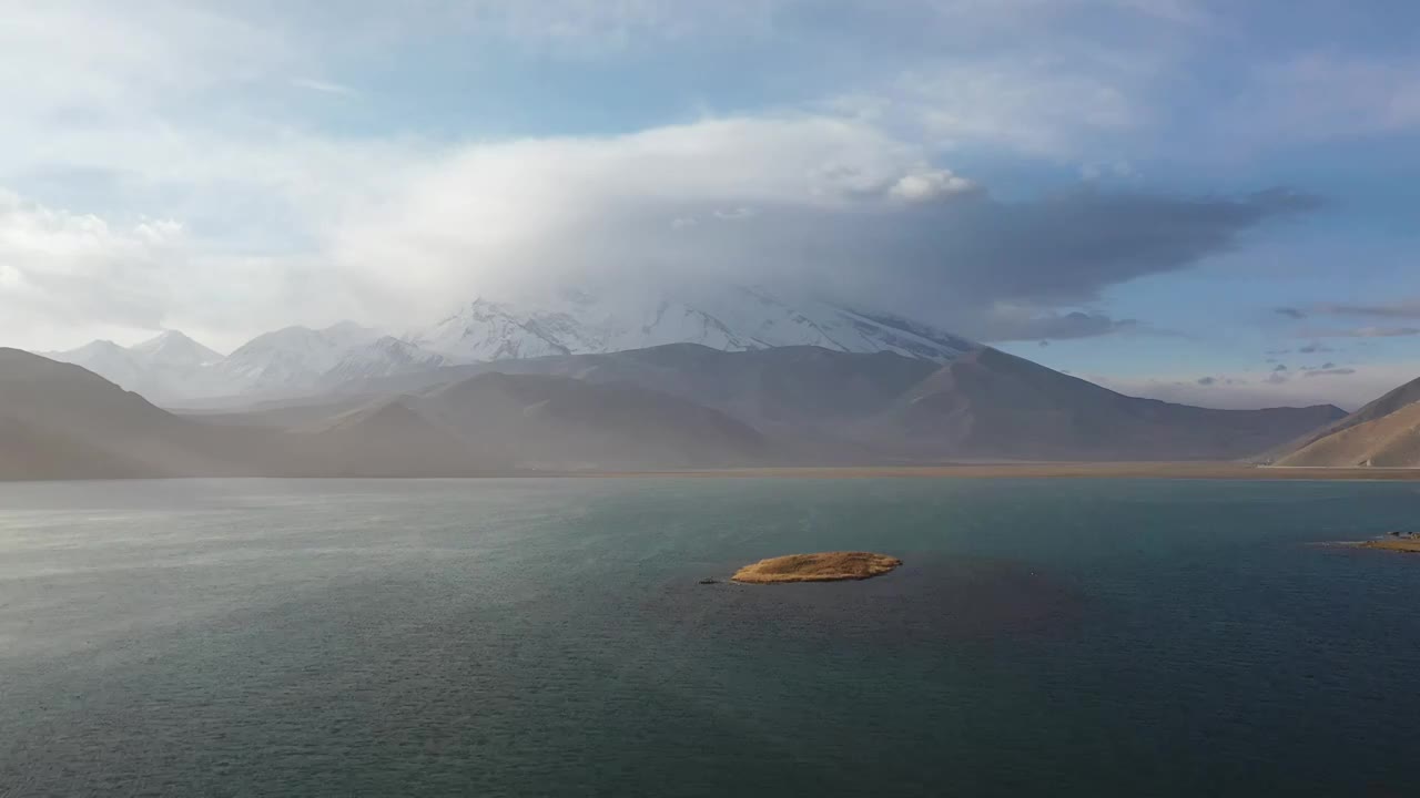 新疆喀拉库勒湖慕士塔格峰雪山风光视频素材