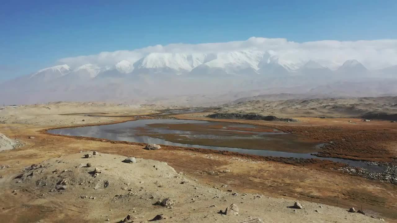 新疆喀拉库勒湖公格尔九别峰雪山风光视频素材