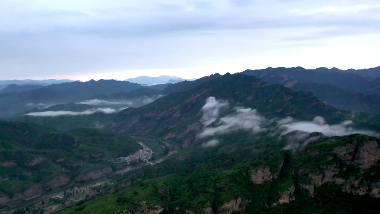 航拍怀柔云蒙山国际森林公园清晨云雾视频素材