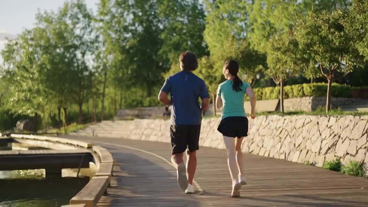 中年夫妇跑步视频下载