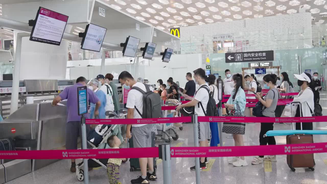 机场航站楼等待值机的旅客视频素材