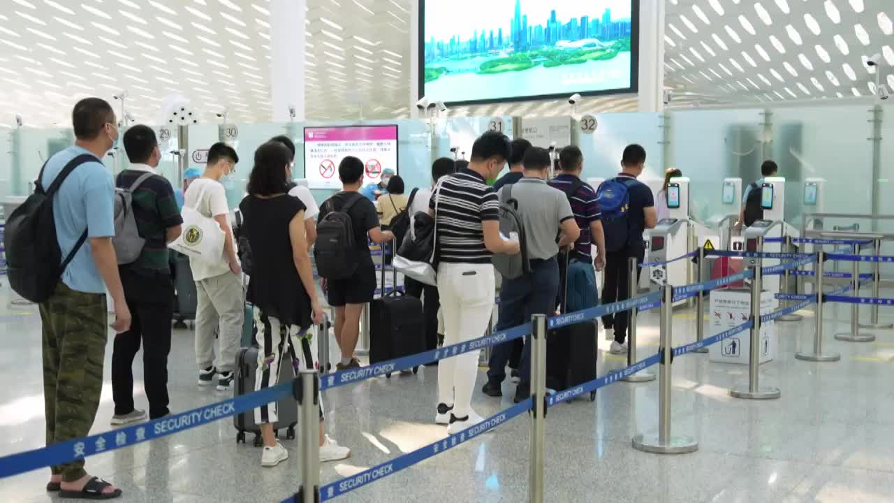 机场航站楼等待过安检闸口的旅客视频素材