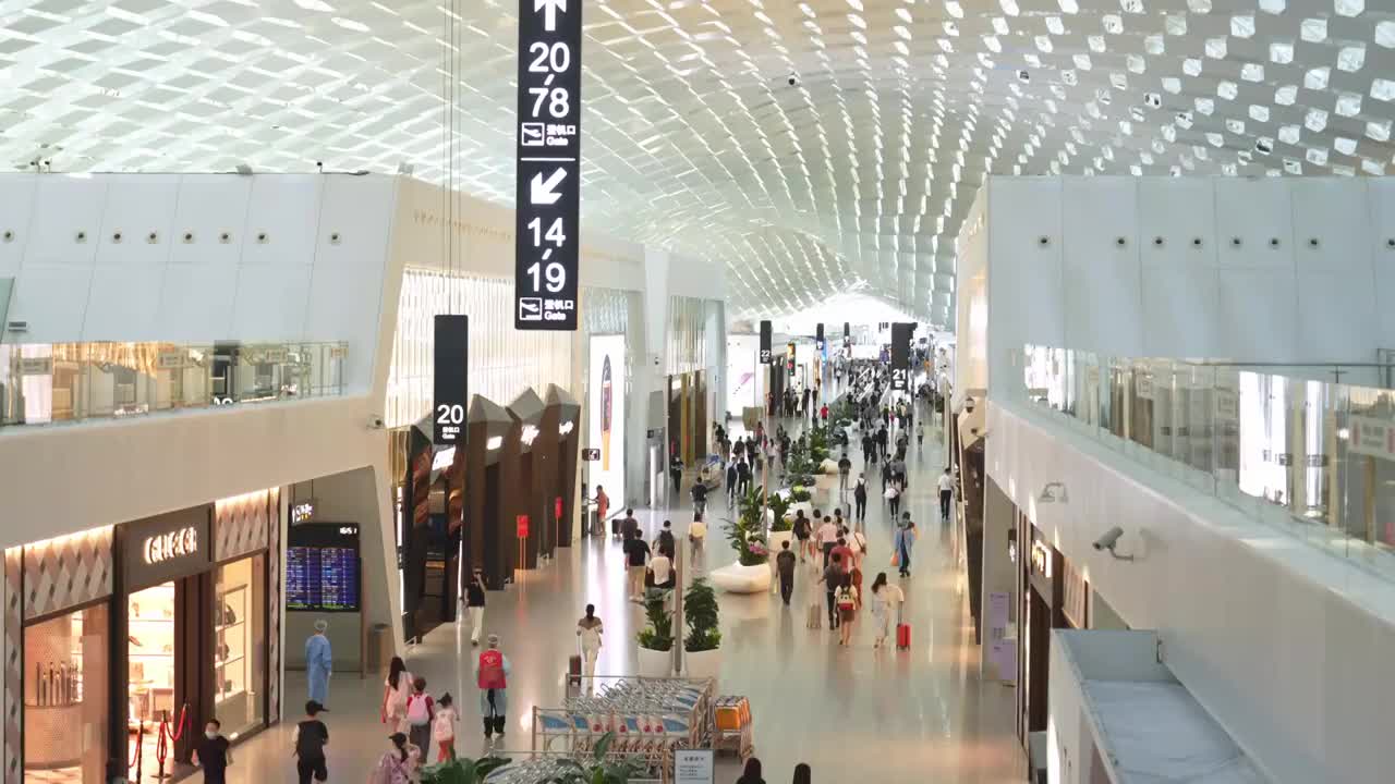 机场航站楼候机大厅的旅客视频下载