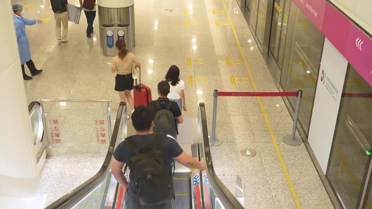 机场乘坐电梯下行的旅客视频素材