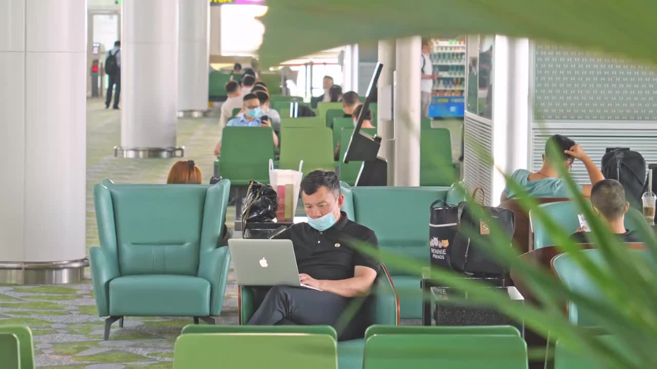 机场候机厅等待登机的旅客视频素材