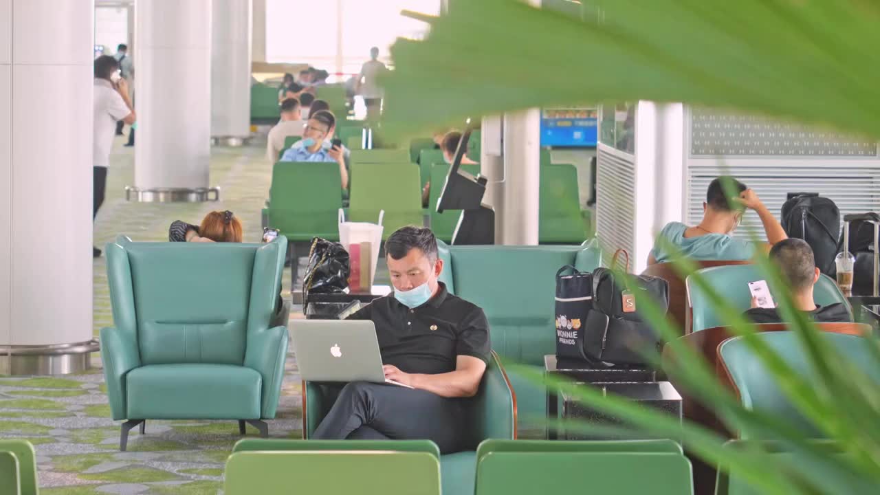 机场候机厅等待登机的旅客视频素材