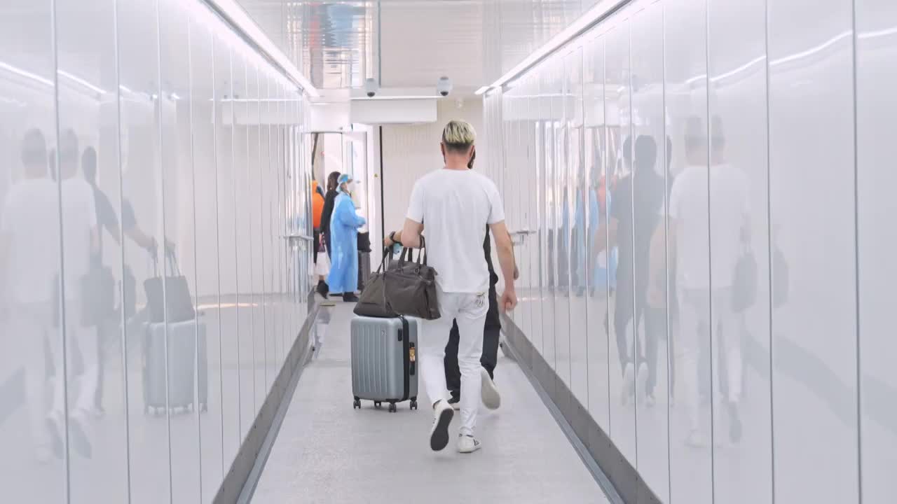 机场航站楼前往登机的旅客视频素材