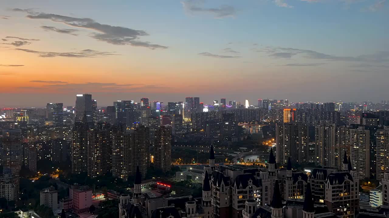 现代大都市日落余晖与都市灯火璀璨视频素材