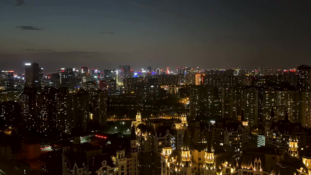 现代大都市日落余晖与都市灯火璀璨视频素材
