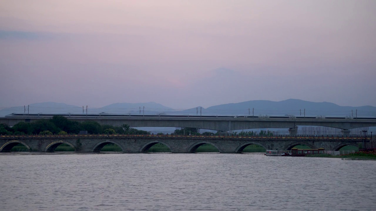 卢沟桥与高速列车视频素材