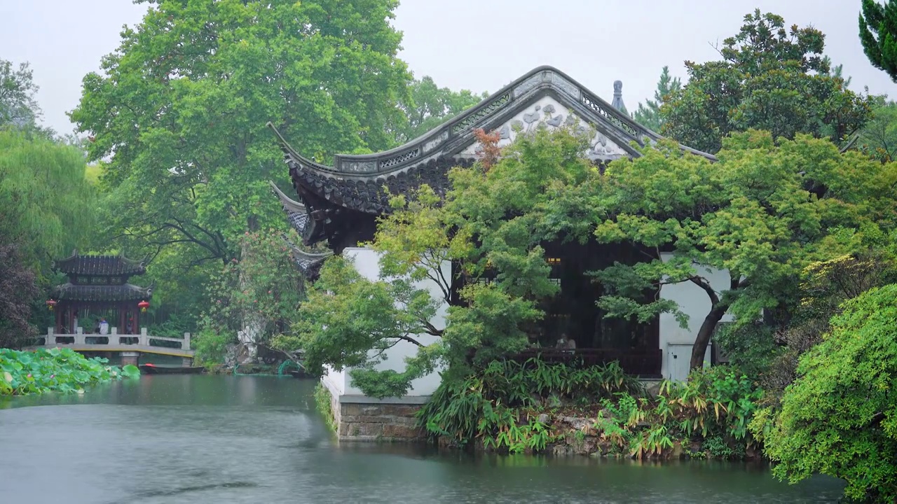 中国古典建筑屋檐飞拱青瓦白墙视频下载