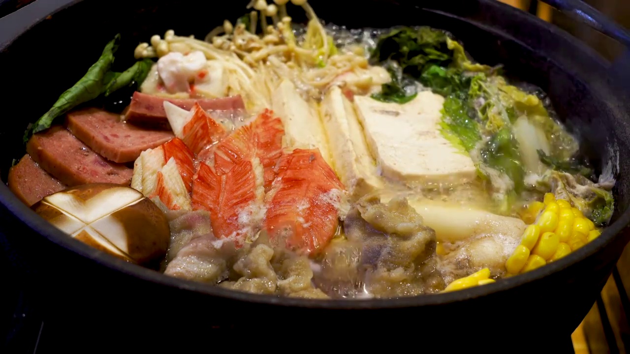 冒着蒸汽的美味寿喜锅食材的特写视频下载