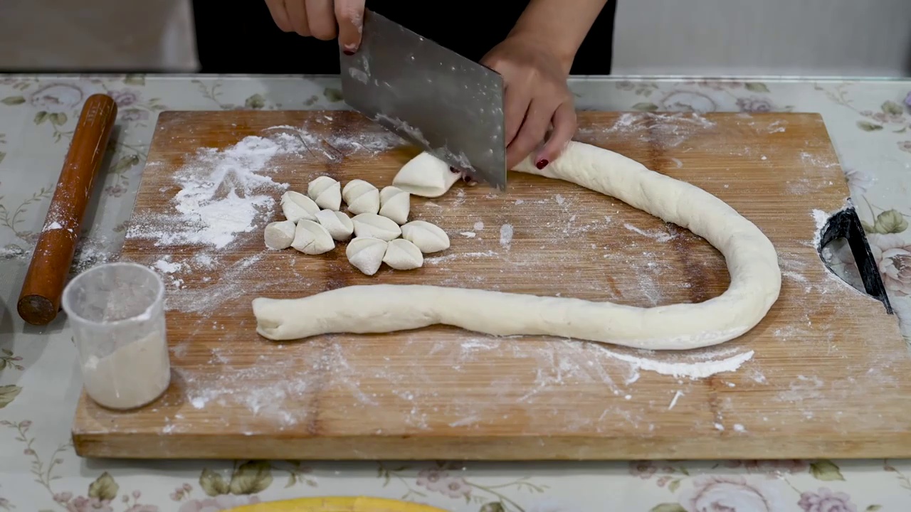 包饺子手工制作饺子皮过程视频素材