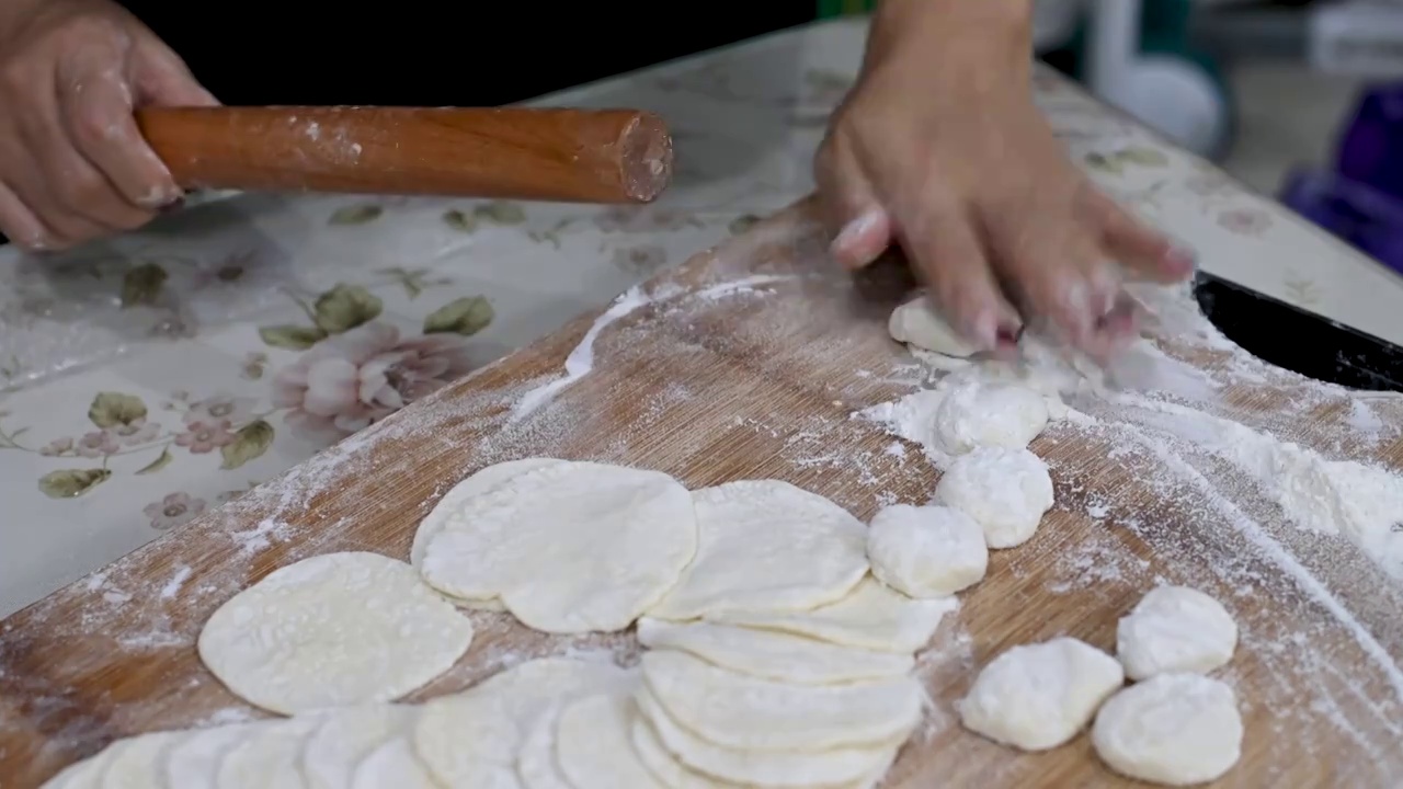 包饺子手工制作饺子皮过程视频素材