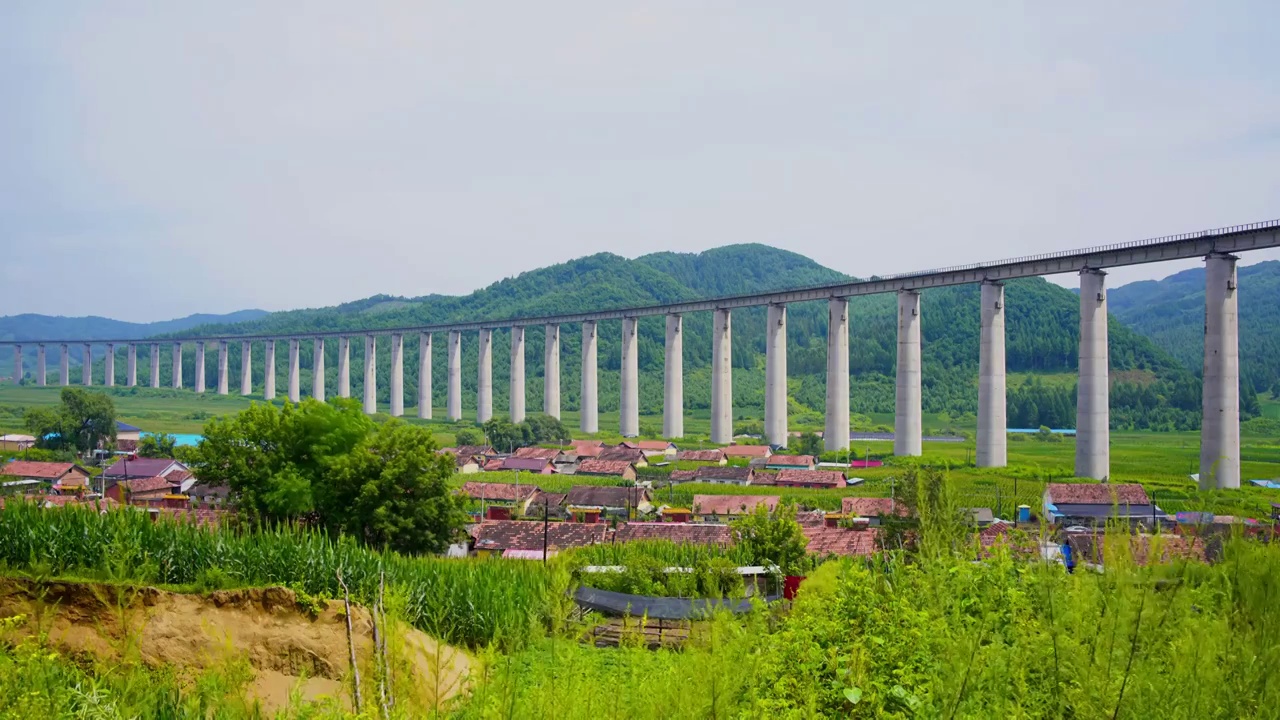 铁路高架桥下村庄视频素材