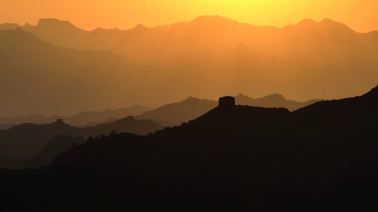 夕阳金光下的长城剪影轮廓中国长城视频下载