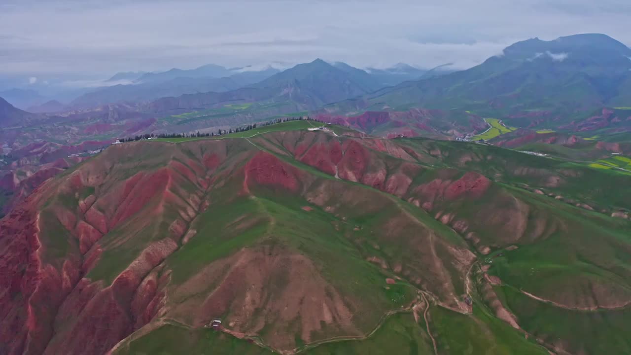 祁连卓尔山，祁连卓尔山景区的航拍，夏天的田园风光视频素材