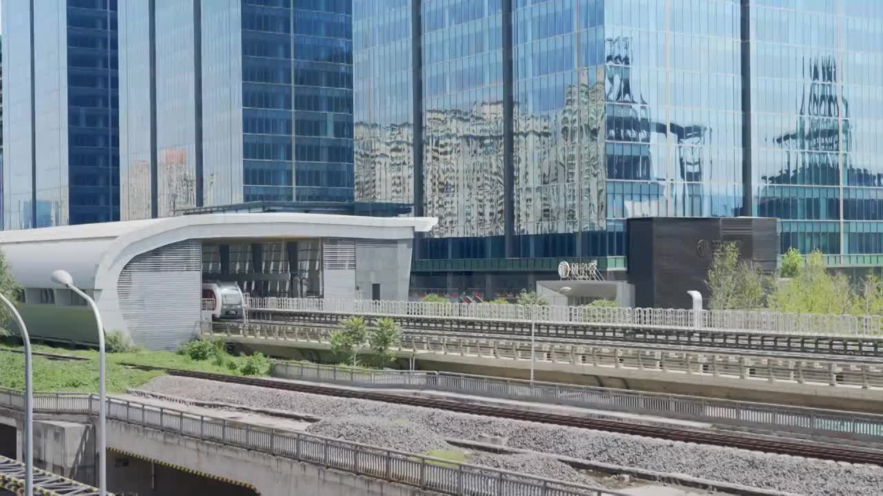穿行城市的磁悬浮列车视频下载