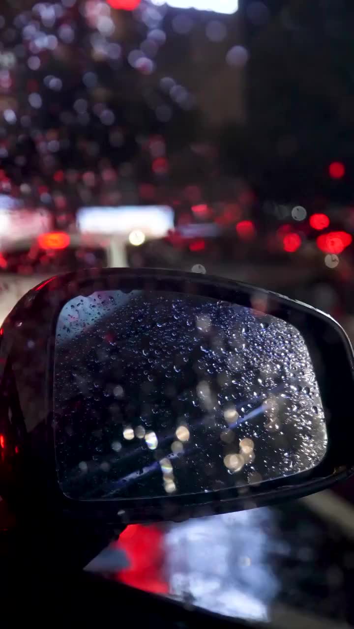 夜晚下雨时的汽车后视镜视频下载