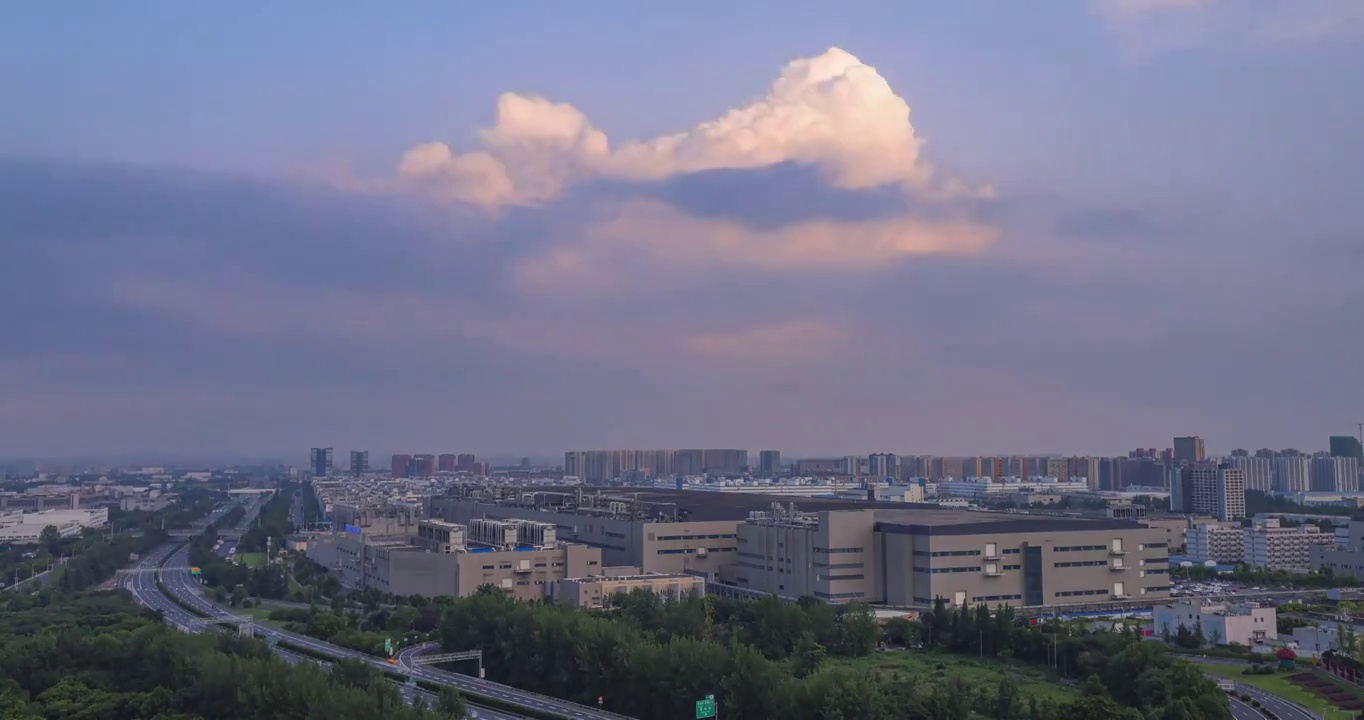 城市延时风光：成都郫都区黄昏时分的云朵视频素材
