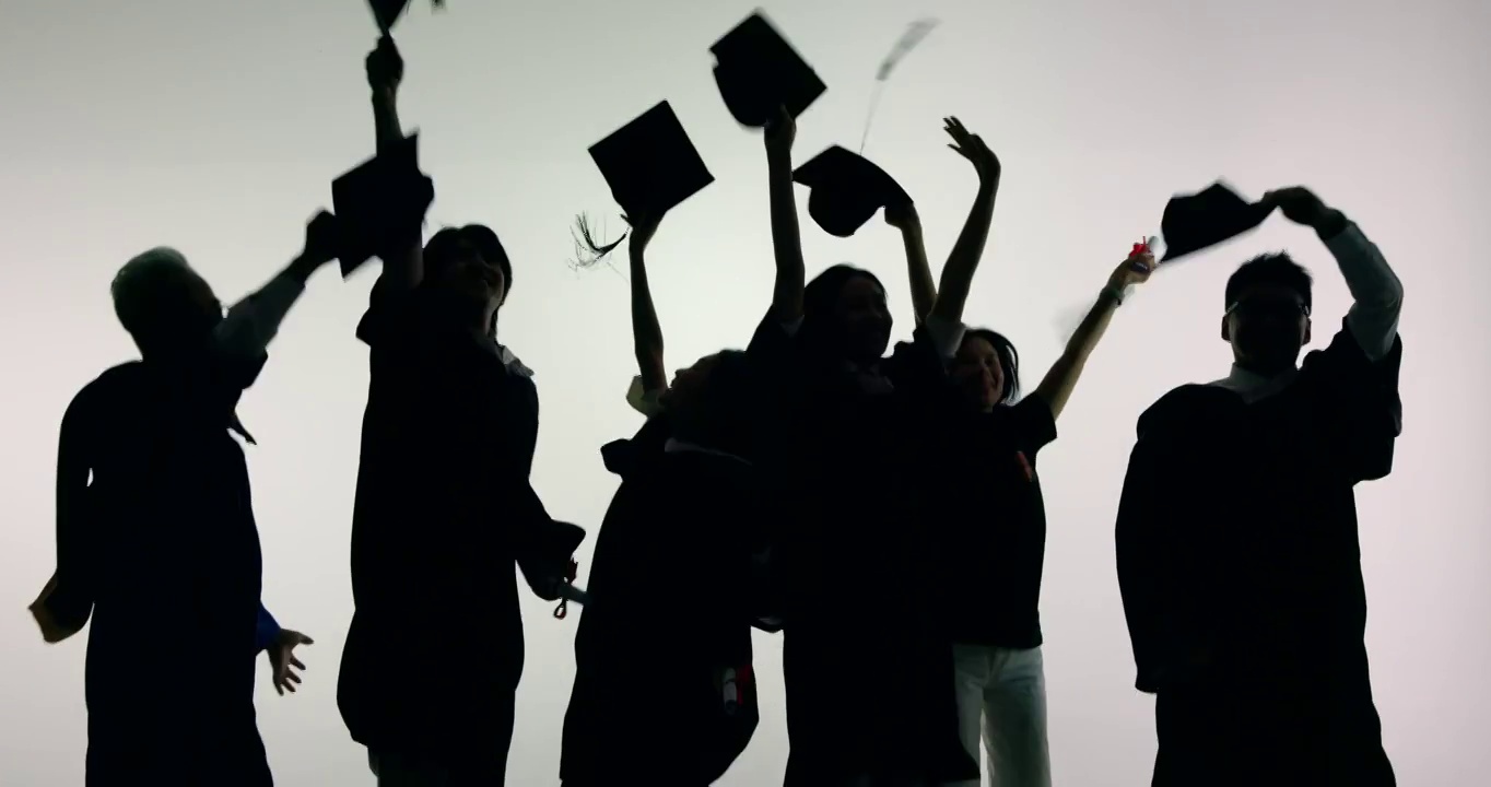 穿学士服的大学生欢呼庆祝毕业视频下载