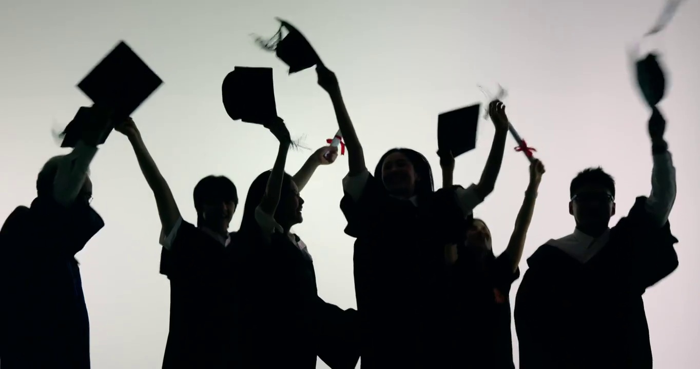 穿学士服的大学生欢呼庆祝毕业视频素材