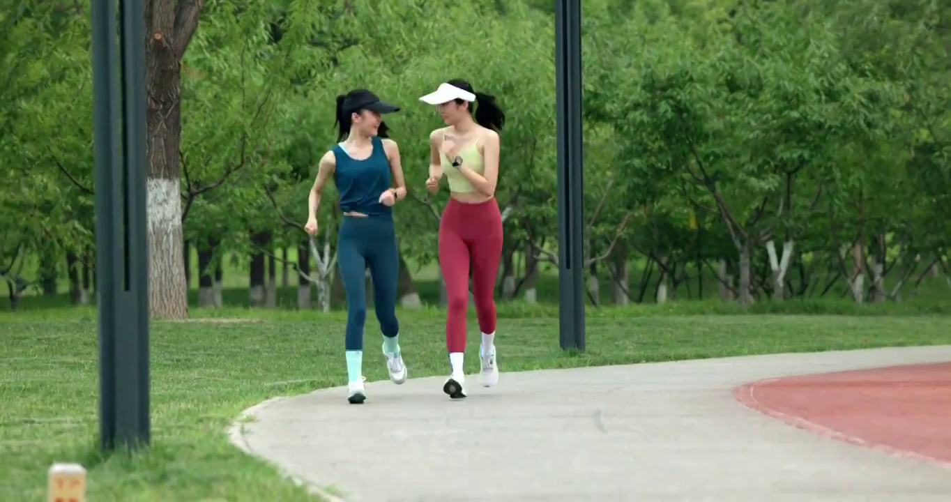 健身跑步的青年女人视频下载