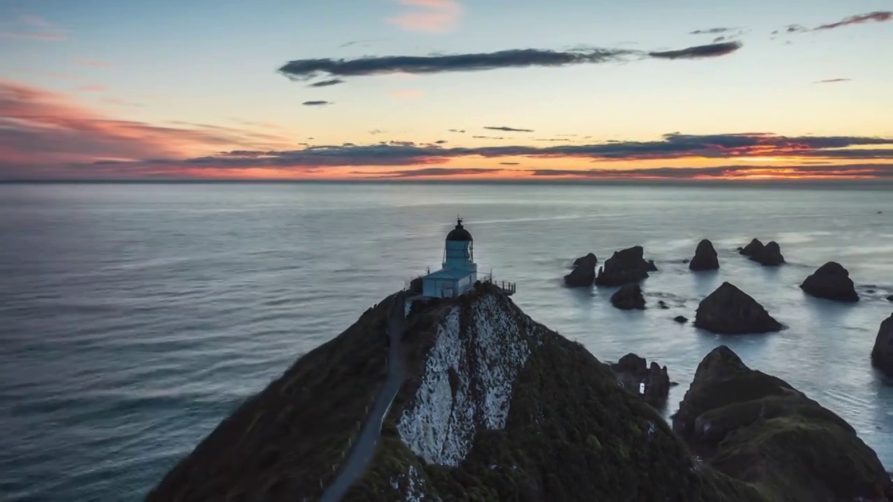 新西兰海岸边的灯塔日落视频下载