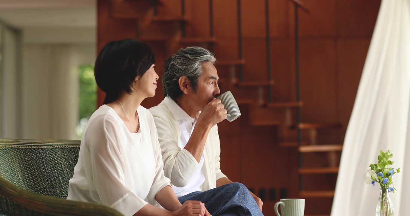 日本老年夫妇在他们的房子里享受时光视频素材