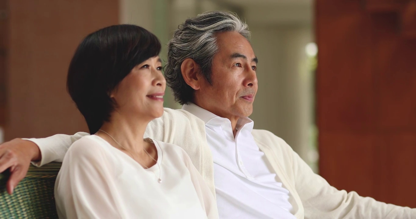 日本老年夫妇在他们的房子里享受时光视频素材