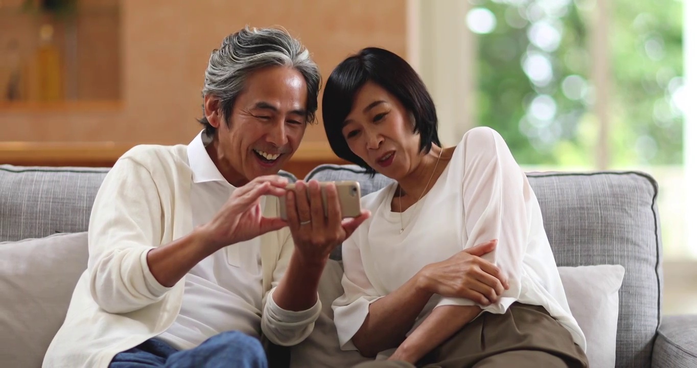 日本老年夫妇在沙发上视频通话视频下载