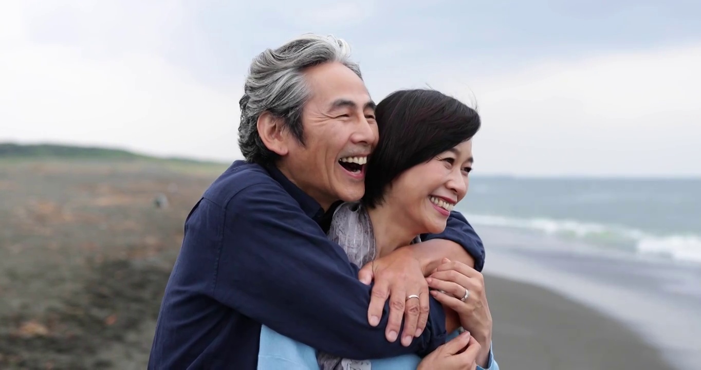 日本老年夫妇一起在海滩上享受时光视频下载