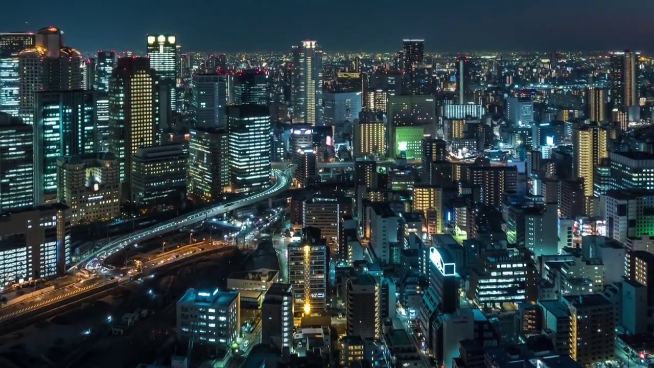 大阪，日本——2020年2月19日:梅田天空大厦天文台拍摄的大阪天际线延时夜景。大阪以现代建筑、夜生活和丰盛的街头美食而闻名。视频下载