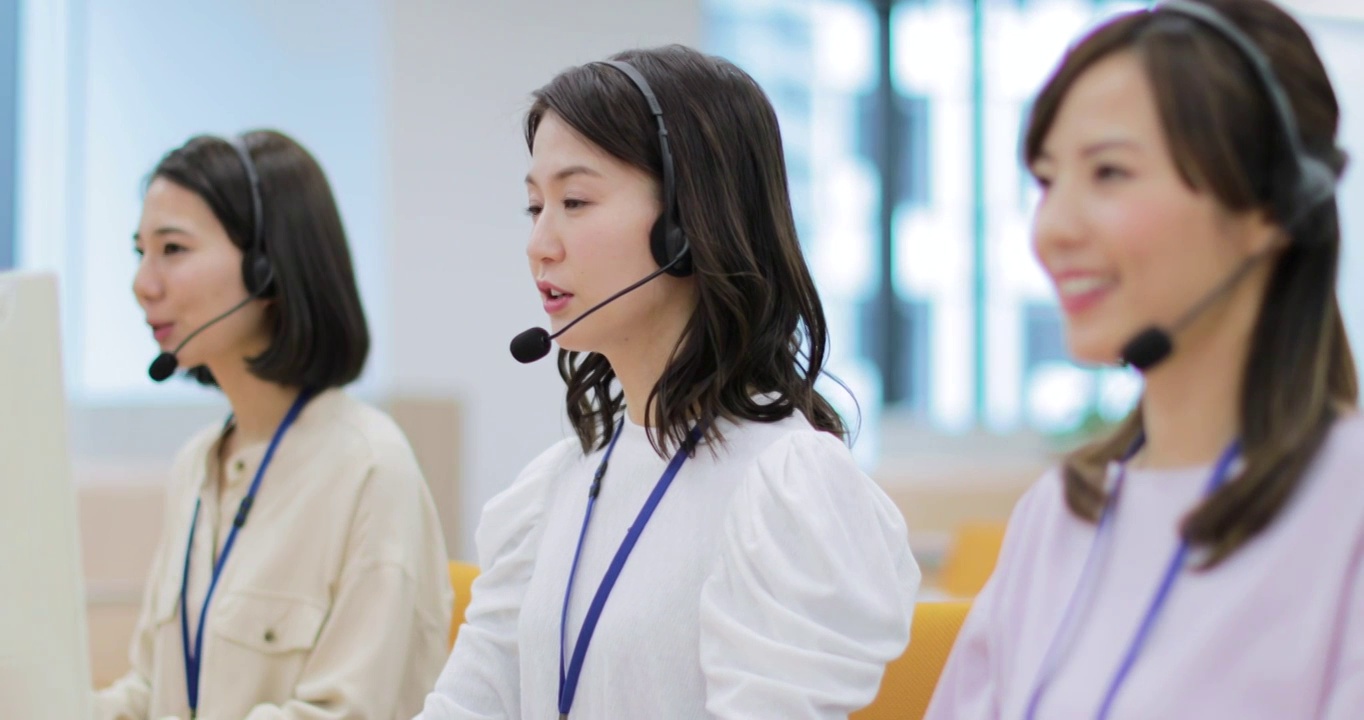 年轻的日本呼叫中心接线员在办公室视频下载