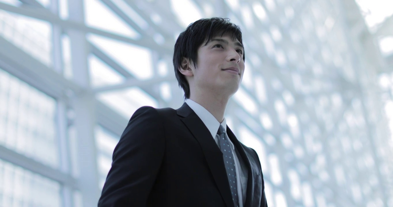 年轻专业优雅的日本商人在机场视频下载