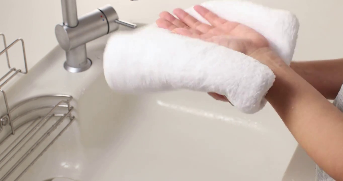 一名日本妇女用肥皂洗手后擦拭双手视频下载