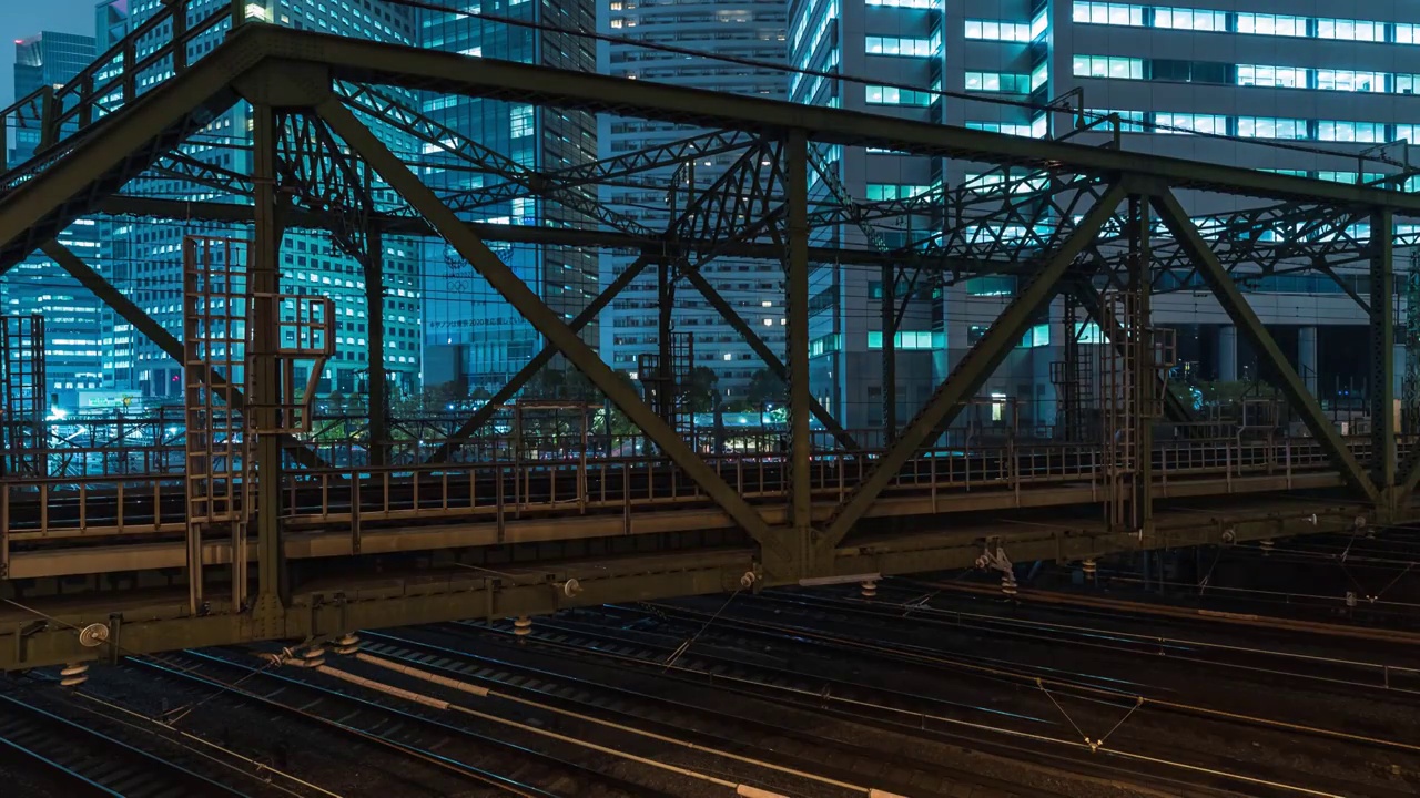 火车在铁路上的延时镜头，东京，日本视频下载